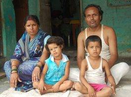 मणिकांत झा और उनका परिवार। मणिकांत झा पटना सात-मूर्ति के एक शहीद सतीश प्रसाद झा के वंशज हैं