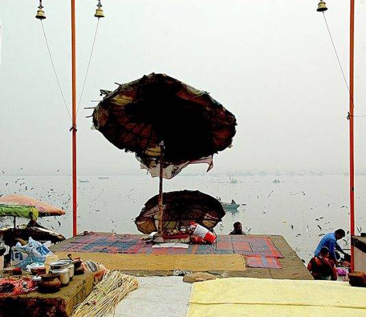 बनारस घाट का एक दृश्य