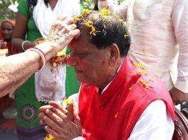 आशीष में बहुत ताकत है : एक विधवा डॉ पाठक को आशीष देते हुए