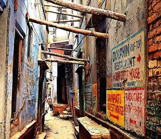 बनारस की एक गली ​