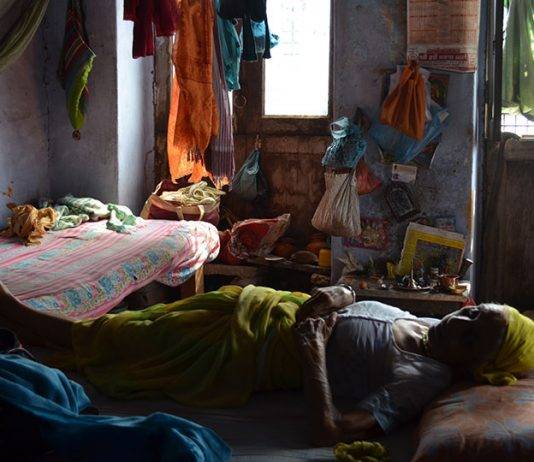 ​बनारस के विधवा आश्रम में ​दम तोड़ती एक विधवा