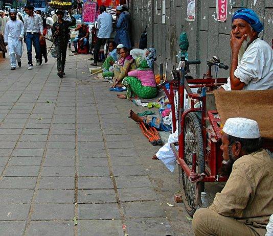 ​निजामुद्दीन के बाहर भीख मांगकर जीवन यापन करने वाले लोग ​