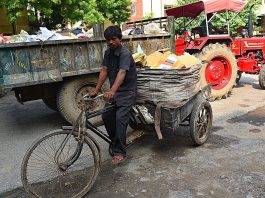 रेड़ी वनाम ड्राईवर के साथ ट्रैक्टर