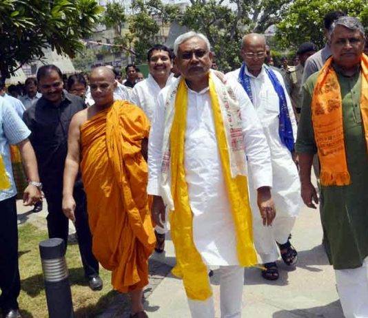 ​बिहार के मुख्य मन्त्री नितीश कुमार (बीच में)​​