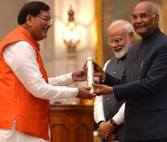 प्रधान मंत्री श्री नरेन्द्र मोदी की उपस्थिति में राष्‍ट्रपति श्री राम नाथ कोविन्‍द, और सुलभ इंटरनेशनल के संस्थापक डॉ बिन्देश्वर पाठक को गांधी शांति पुरस्‍कार प्रदान करते हुए