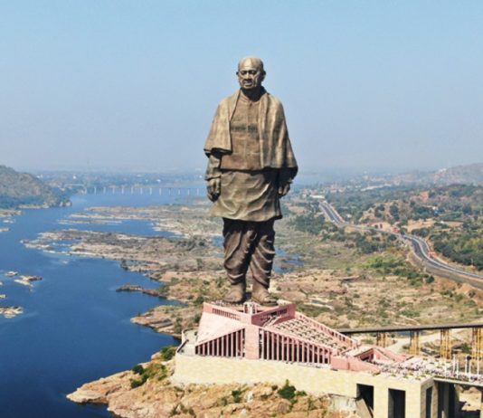 पटेल साहेब की यह प्रतिमा और सूरत-बाँदा 1066 किलोमीटर रास्ते पर एक महिला मजदुर के काम नहीं आया पेट  भरने के लिए। सूरत के उद्योगपति पैसा भी नहीं दिए मजदूरी का - थैंक यु कोरोना 