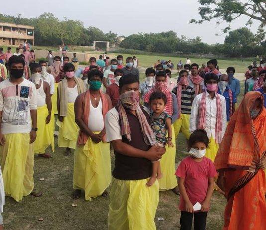 क्वारंटाइन सेंटर से विदा लेते लोग  