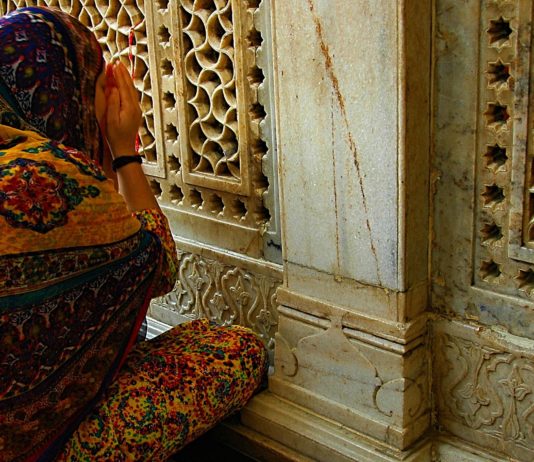 निजामुद्दीन औलिया के दरवार में 