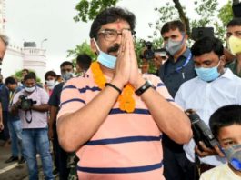 झारखण्ड के युवा मुख्य मन्त्री हेमन्त सोरेन का अपने प्रदेश की जनता से आग्रह:  प्लीज !!! आप अपने को बचाएँ, सुरक्षित रहें। संक्रमण से बचें, हम भी प्रयासरत है। फोटो : डीएनए के सौजन्य से 