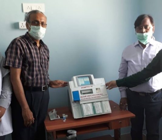 दरभंगा राज के सम्मानित सदस्य पीपीई प्रदान करने करते हुए 