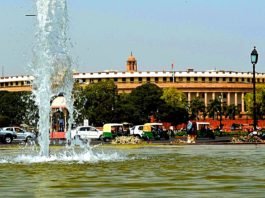 संसद के बाहर विजय चौक पर पानी से सौंदर्यीकरण 