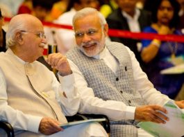 प्रधान मंत्री श्री नरेंद्र मोदी और श्री लालकृष्ण आडवाणी 