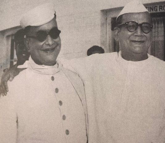 बिहार के मुख्य मंत्री श्रीकृष्ण सिंह और महाराजाधिराज दरभंगा में - जन्मदिन मंगलमय हो महाराजाधिराज साहेब। 
