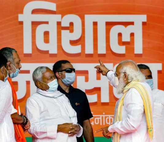 समस्तीपुर में मोदीजी और नितीश जी - डायलॉग का अगला शब्द ढूंढते :फोटो: पीटीआई के सहयोग से 