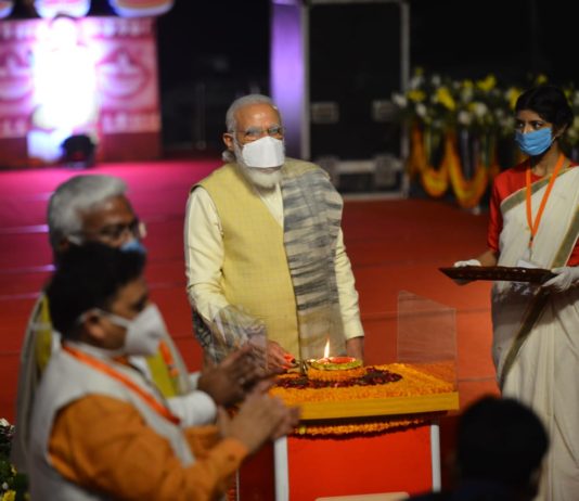 पीएम मोदी की मौजूदगी में मनाया गया देवदीपावली पर्व लाखों दीयों से जगमगाए मां गंगा के तट, छटा देख अभिभूत हुए प्रधानमंत्री मोदी