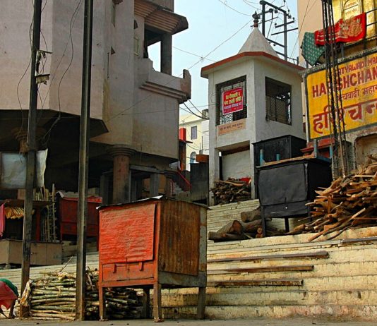 बनारस का हरिश्चंद्र घाट 