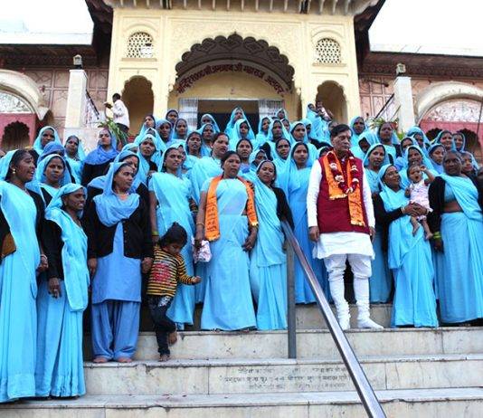 डॉ बिन्देश्वर पाठक और पहले कभी सर पर मैला उठाने वाली पुनर्वासित, शिक्षित महिलाएं अलवर (राजस्थान) के जगन्नाथ मन्दिर में जहाँ इनका प्रवेश वर्जित था
