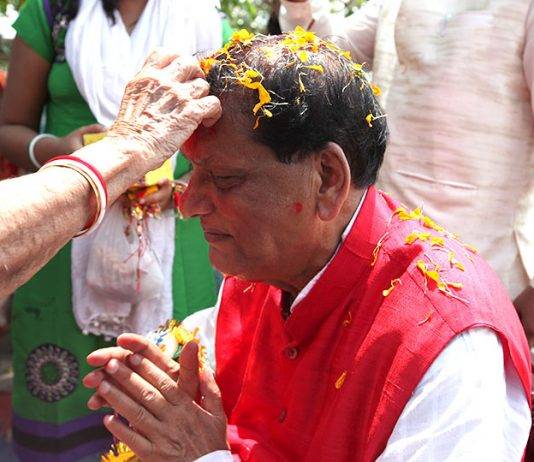 आशीष में बहुत ताकत है : एक विधवा डॉ पाठक को आशीष देते हुए