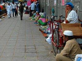 ​निजामुद्दीन के बाहर भीख मांगकर जीवन यापन करने वाले लोग ​