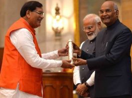 प्रधान मंत्री श्री नरेन्द्र मोदी की उपस्थिति में राष्‍ट्रपति श्री राम नाथ कोविन्‍द, और सुलभ इंटरनेशनल के संस्थापक डॉ बिन्देश्वर पाठक को गांधी शांति पुरस्‍कार प्रदान करते हुए