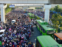 लाखों-लाख मानव का सैलाव पूर्वी दिल्ली के आनन्द बिहार बस अड्डा पर