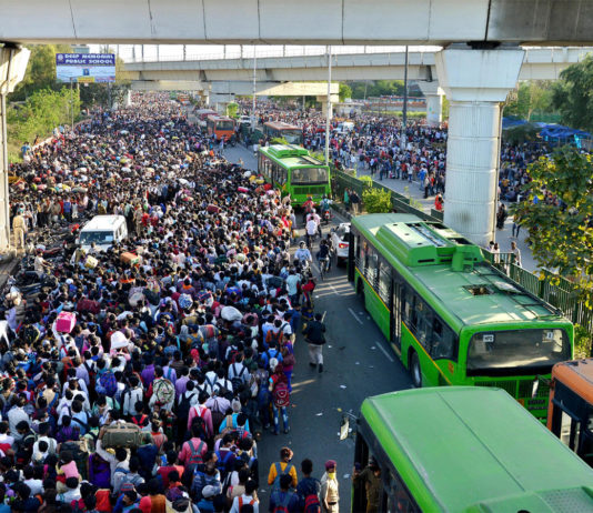 लाखों-लाख मानव का सैलाव पूर्वी दिल्ली के आनन्द बिहार बस अड्डा पर