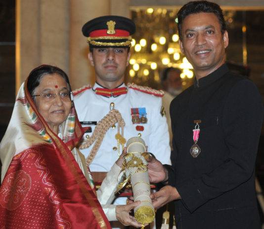 तत्कालीन राष्ट्रपति श्रीमती प्रतिभा देवसिंह पाटिल शाहबज़ादे इरफ़ान खान को 1 अप्रैल, 2011  "पद्मश्री" सम्मान से अलंकृत करते हुए - फोटो: पीआईबी 
