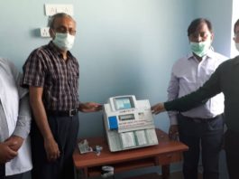 दरभंगा राज के सम्मानित सदस्य पीपीई प्रदान करने करते हुए 