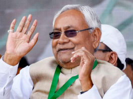 नितीश बाबू की हाथ की रेखाएं क्या कहता है? विकल्प के आभाव में "अबकी बार फिर नितीश कुमार"