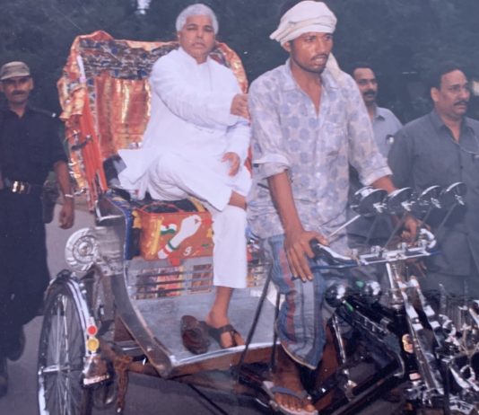 पूर्व मुख्य मंत्री लालू प्रसाद यादव - तत्कालीन "जंगलराज" में "रिक्सा" की सवारी। फाईल फोटो 