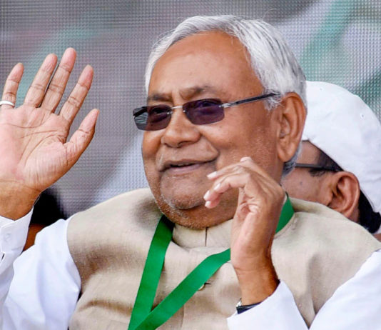 बाबू नितीश कुमार - "पंजा" इस कदर दिखा रहे हैं जैसे मतदाता को कह रहे हों, हम नहीं "इनके" वोट दीजियेगा 