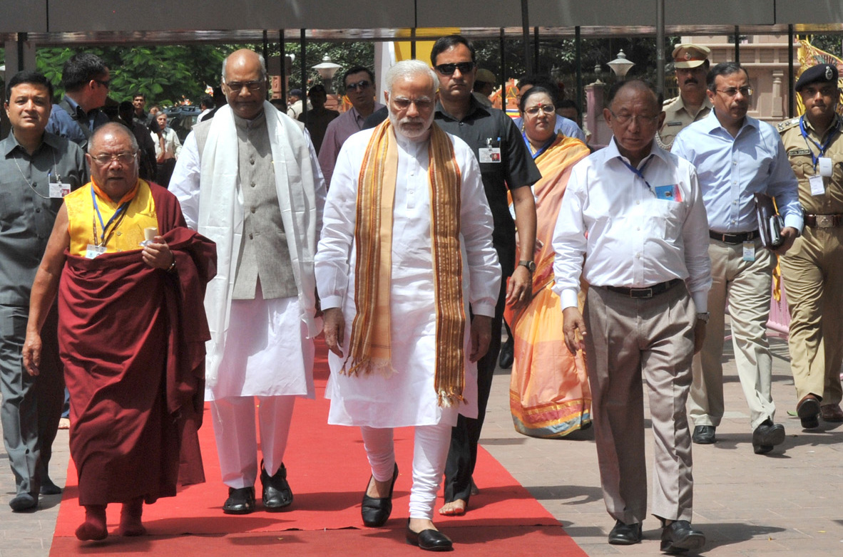 यह तस्वीर 5 सितम्बर 2015 की है जब प्रधानमंत्री तीन दिवसीय अंतर्राष्ट्रीय बौद्ध सम्मेलन के समापन समारोह में भाग लेने के लिए बोध गया आये थे । उन दिनों बिहार के राज्यपाल रामनाथ कोविंद थे जो बाद में देश के राष्ट्रपति पर पर आसीन हुए।