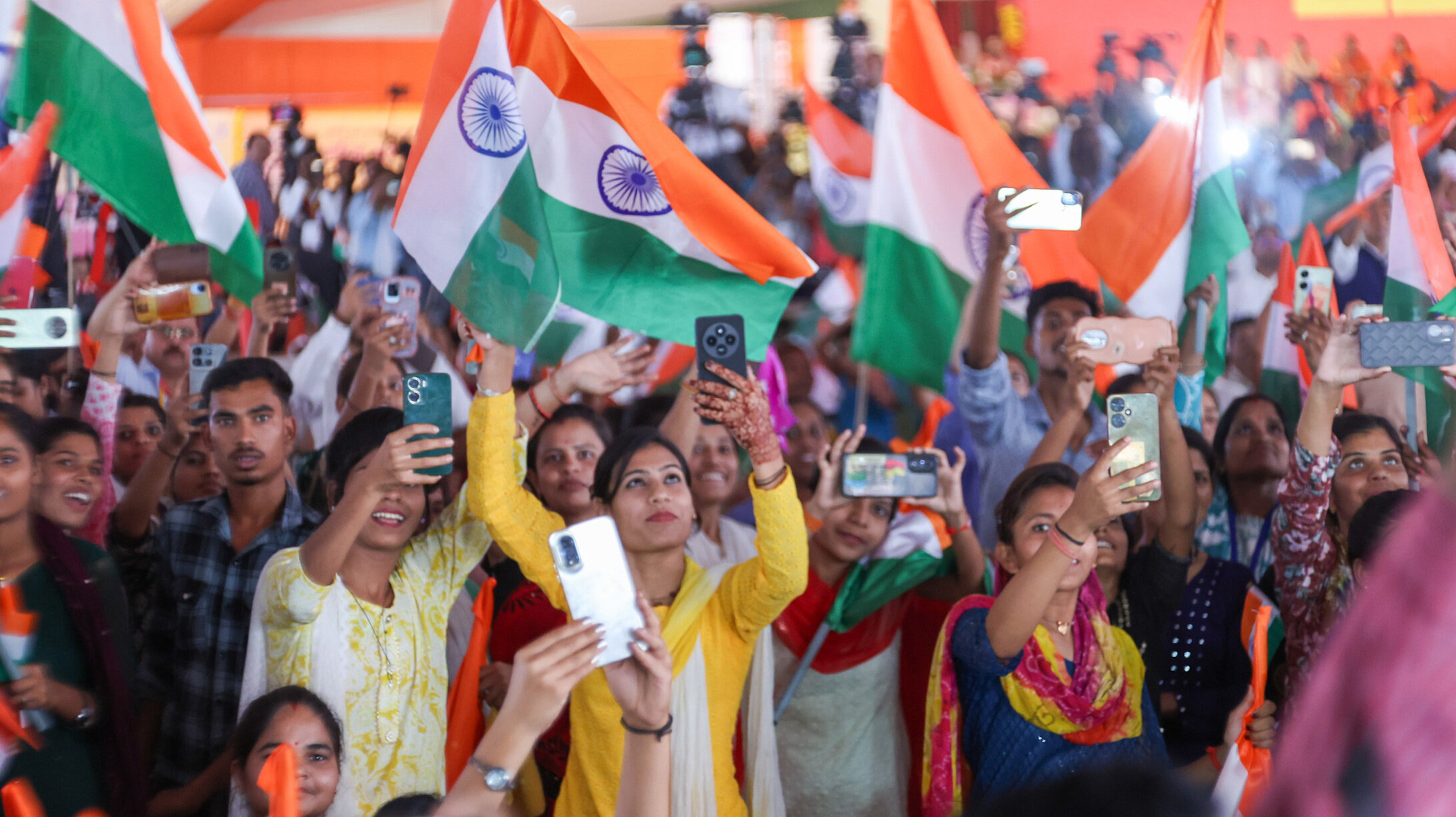 सामने प्रधानमंत्री देवी अहिल्याबाई होल्कर के बारे में अन्तः आत्मा से कह रहे थे, महिलाएं तस्वीर खींच रही थी