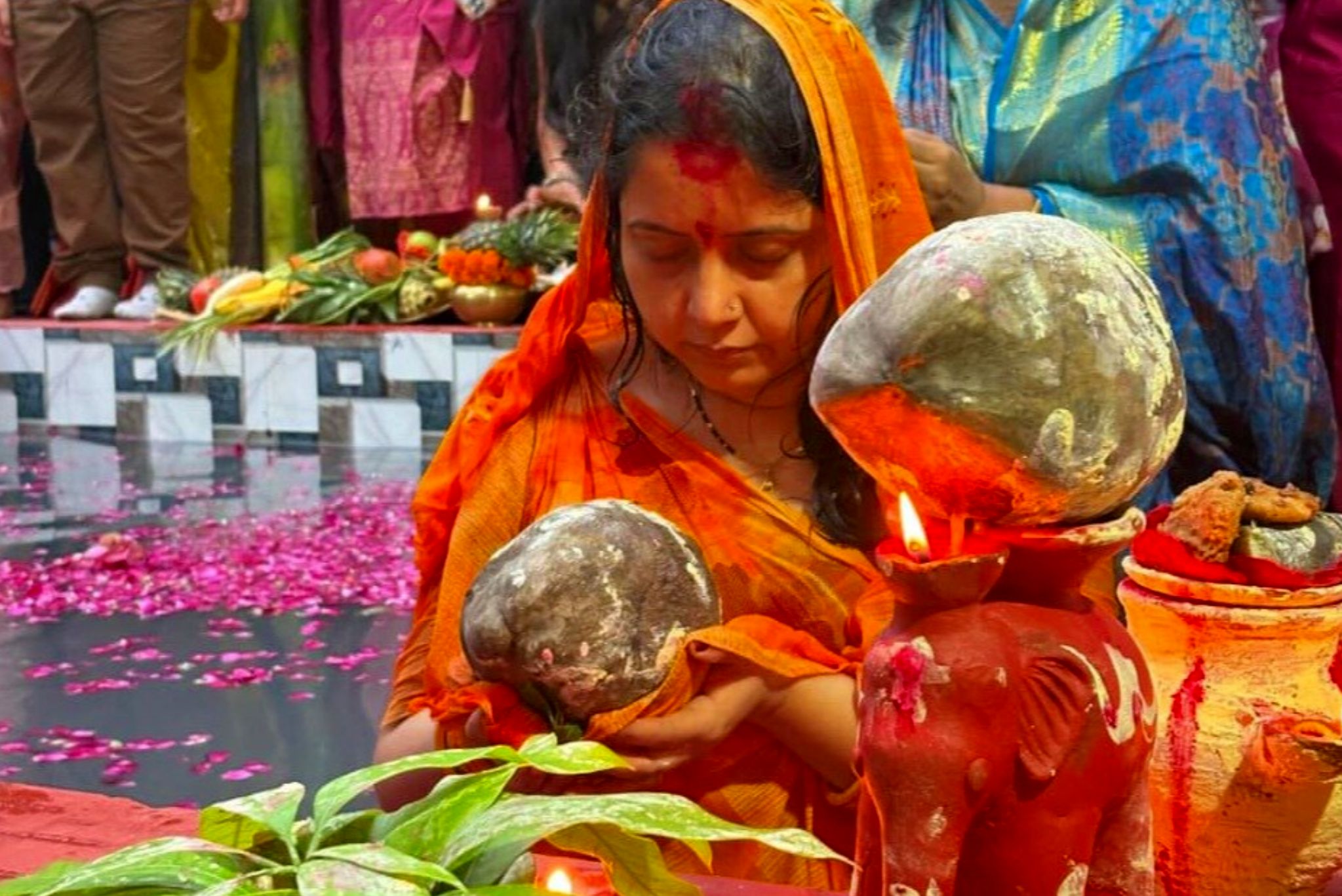 भगवान् सूर्य को अर्घ्य देती एक महिला